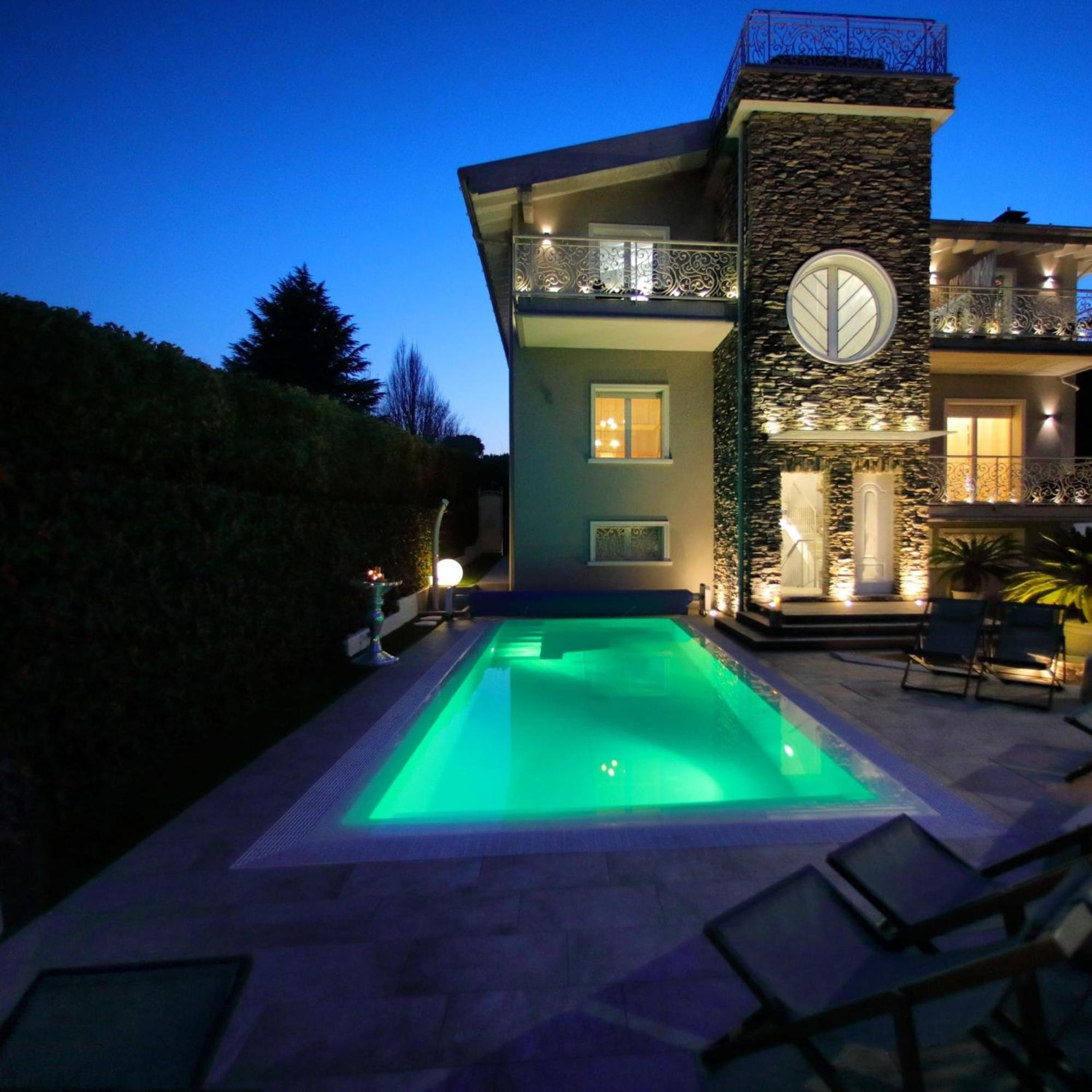 B&B Bellavista Exclusive In Zona Centrale Con Piscina Riscaldata E Jacuzzi Vista Lago Desenzano del Garda Bagian luar foto